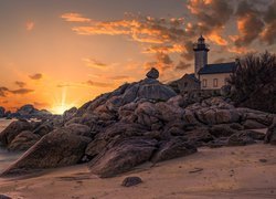 Latarnia morska, Phare de Pontusval, Skały, Zachód słońca, Chmury, Brignogan-Plage, Francja