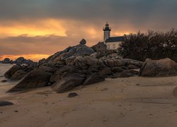 Latarnia morska Pontusval na wybrzeżu Bretanii