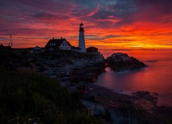 Latarnia morska Portland Head Light, Zatoka Casco, Cape Elizabeth, Wschód słońca, Morze, Skały, Stan Maine, Stany Zjednoczone