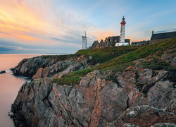 Latarnia morska Saint-Mathieu i ruiny opactwa w Plougonvelin