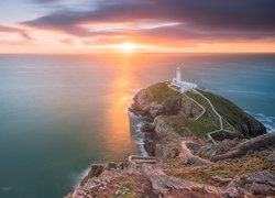 Walia, Wyspa South Stack, Latarnia morska, South Stack Lighthouse, Morze Irlandzkie, Skały, Wschód słońca, Chmury
