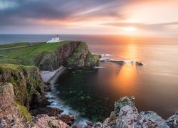 Morze, Wybrzeże, Latarnia morska, Stoer Lighthouse, Skały, Wschód słońca, Szkocja