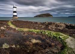 Latarnia morska Trwyn Du na walijskim cyplu Penmon