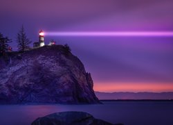 Latarnia morska, Cape Disappointment Lighthouse, Smuga, Światła, Skała, Drzewa, Morze, Noc, Stan Waszyngton, Stany Zjednoczone