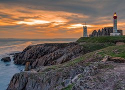 Francja, Gmina Plougonvelin, Cypel, Pointe Saint Mathieu, Morze, Skały, Latarnia morska, Chmury, Zachód słońca