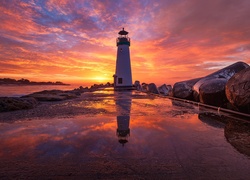 Latarnia morska Walton Lighthouse w Santa Cruz o wschodzie słońca