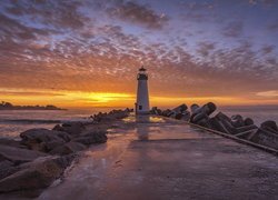 Morze, Latarnia morska Walton Lighthouse, Kamienie, Wschód słońca, Niebo, Chmury, Ptaki, Santa Cruz, Stan Kalifornia, Stany Zjednoczone