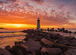 Morze, Kamienie, Zachód słońca, Chmury, Latarnia morska Walton Lighthouse, Santa Cruz, Stan Kalifornia, Stany Zjednoczone