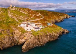 Morze, Skały, Wybrzeże, Latarnia morska, Wicklow Lighthouse, Chmury, Irlandia