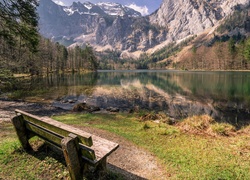 Ławeczka nad jeziorem Hintere Langbathsee w austriackich Alpach