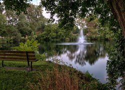 Ławeczka nad stawem z fontanną