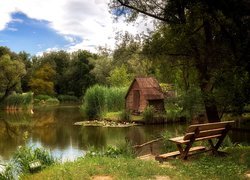 Ławka i domki nad stawem