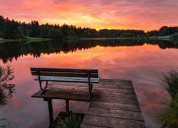 Ławka na pomoście z widokiem na jezioro