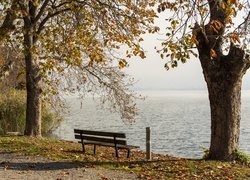 Ławka nad brzegiem jeziora Kastoria w Grecji