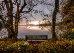 Ławka nad jeziorem Coniston Water w Anglii