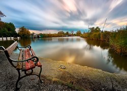 Zachód słońca, Chmury, Jezioro, Lake Massaciuccoli, Drzewa, Ławka, Prowincja Lukka, Włochy