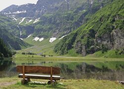 Ławka nad jeziorem z widokiem na góry