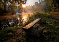 Ławka nad stawem Barskim w promieniach słońca