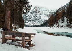 Zima, Ławka, Jezioro Pragser Wildsee, Góry, Dolomity, Dolina Hochpustertal, Południowy Tyrol, Włochy