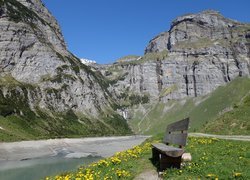 Ławka w dolinie na tle Alp
