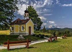 Ławki i drzewa przy Kaplicy Marii Rast w Krun