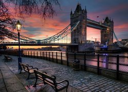 Ławki na deptaku nad Tamizą z widokiem na Tower Bridge