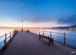 Zachód słońca, Księżyc, Molo, Ławki, Kanał La Manche, Wybrzeże Jurajskie, Swanage, Dorset, Anglia