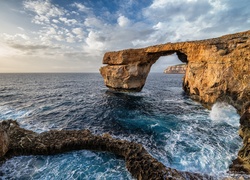 Lazurowe okno - most skalny u wybrzeży wyspy Gozo na Malcie