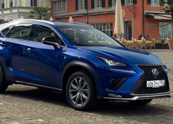 Lexus NX F Sport bok i przód