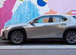 Lexus UX przy ścianie z graffiti