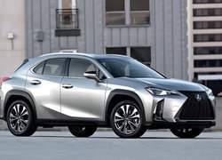 Lexus UX200 przed budynkiem