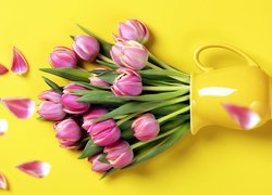 Leżące różowe tulipany w żółtym dzbanku