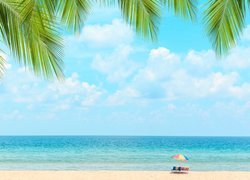 Leżaki i parasol na plaży