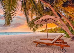 Malediwy, Morze, Plaża, Palmy, Leżaki, Parasolka, Zachód słońca