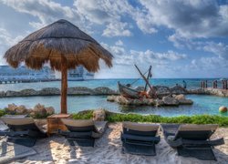Leżaki na plaży w Costa Maya