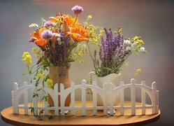 Lilie i kwiaty polne w wazonie