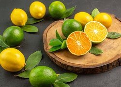 Limonki i cytryny na drewnie
