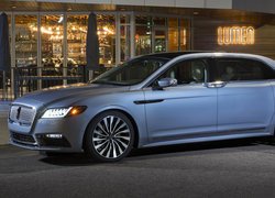 Lincoln Continental na ulicy