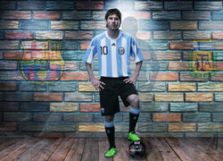 Lionel Messi na tle ściany