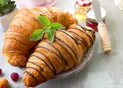 Listki mięty na croissantach