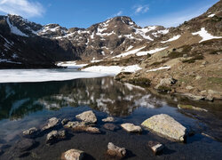 Lód na jeziorze Tristaina w ośnieżonych Pirenejach