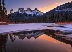 Kanada, Alberta, Góry, Canadian Rockies, Góra Three Sisters, Rzeka, Bow River, Drzewa, Zima