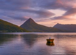 Łódka i góry na wyspie norweskiej Senja