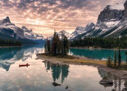 Kanada, Park Narodowy Jasper, Góry, Jezioro Maligne Lake, Wyspa Spirit Island, Drzewa, Łódka