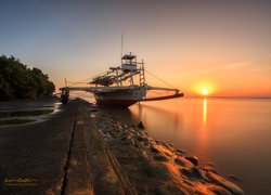 Łódka na brzegu filipińskiej rzeki Talisay