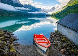 Norwegia, Okręg Sogn og Fjordane, Wieś Olden, Fiord Innvikfjord, Góry, Kamienie, Łódka