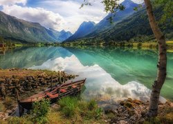 Łódka na brzegu fiordu Sognefjorden w Norwegii