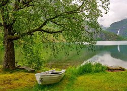 Łódka na brzegu fiordu Sognefjorden