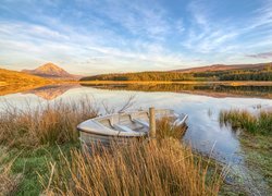 Łódka na brzegu irlandzkiego jeziora Dunlewey