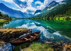 Jezioro Lake Oldevatnet, Góry, Drzewa, Chmury, Łódka, Odbicie, Gmina Stryn, Okręg Sogn og Fjordane, Norwegia